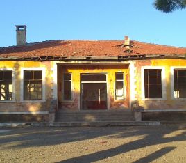 Eski okul yıktırıldı